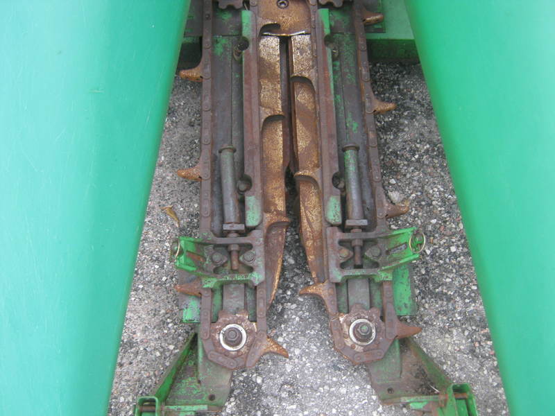 Combines & Harvesting Equipment  John Deere 693 Corn Head  Photo